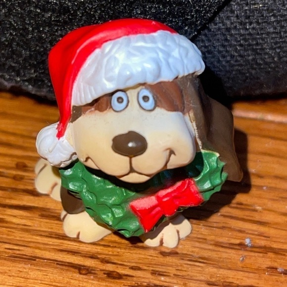 Hallmark Keepsake 1986 Sebastian Dog & Wreath Miniature Christmas - Picture 1 of 5